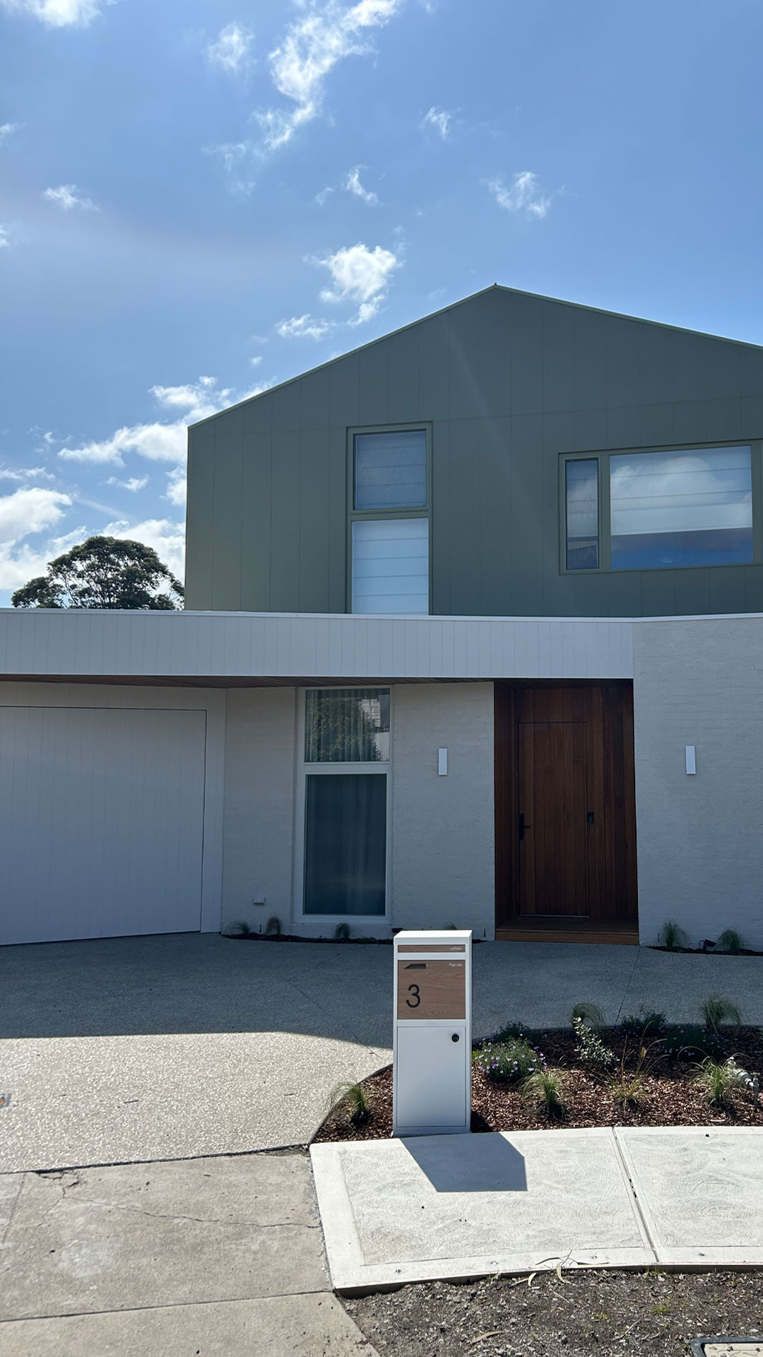 Front entry of newly built home in Northcote by HONE.